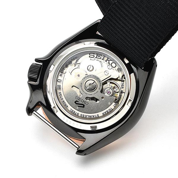 Seiko 5 Sports Automatic herenhorloge met blauwe wijzerplaat en zwarte NATO-band - SBSA098