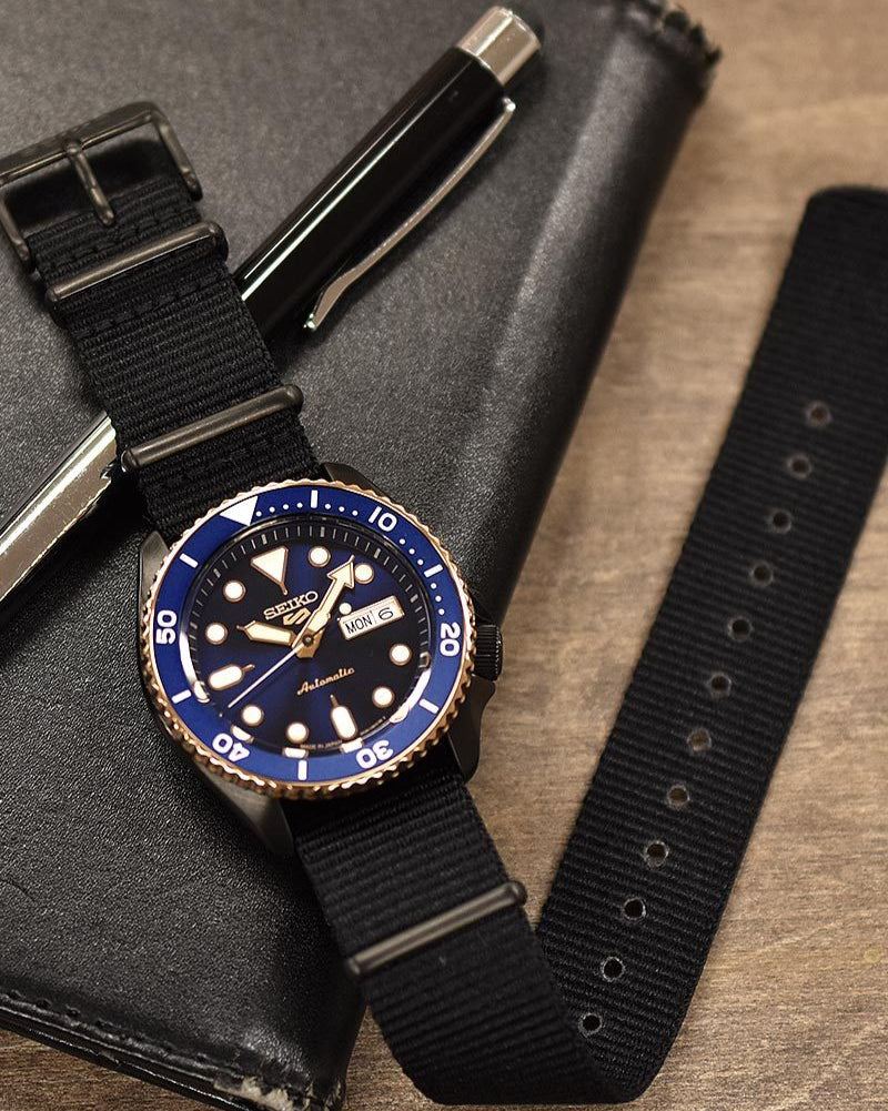 Seiko 5 Sports Automatic herenhorloge met blauwe wijzerplaat en zwarte NATO-band - SBSA098