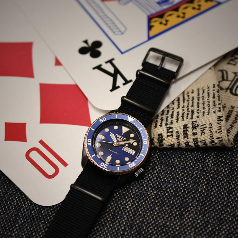 Seiko 5 Sports Automatic herenhorloge met blauwe wijzerplaat en zwarte NATO-band - SBSA098