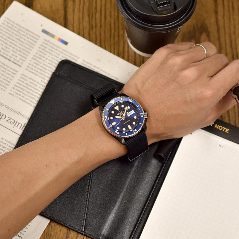 Seiko 5 Sports Automatic herenhorloge met blauwe wijzerplaat en zwarte NATO-band - SBSA098