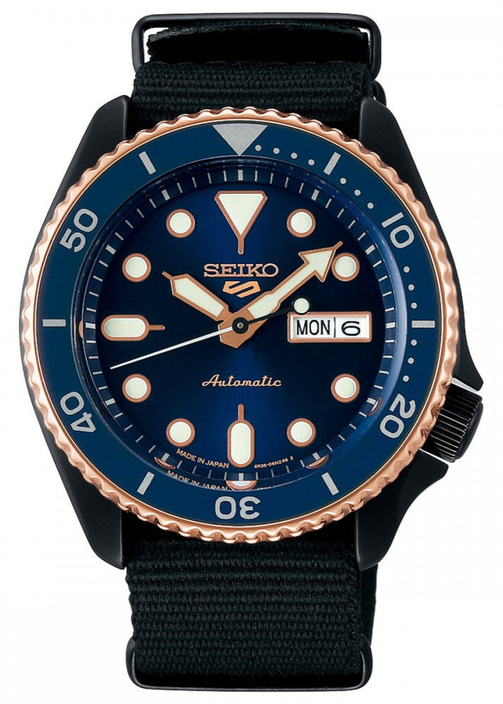 Seiko 5 Sports Automatic herenhorloge met blauwe wijzerplaat en zwarte NATO-band - SBSA098
