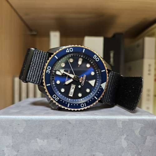 Seiko 5 Sports Automatic herenhorloge met blauwe wijzerplaat en zwarte NATO-band - SBSA098