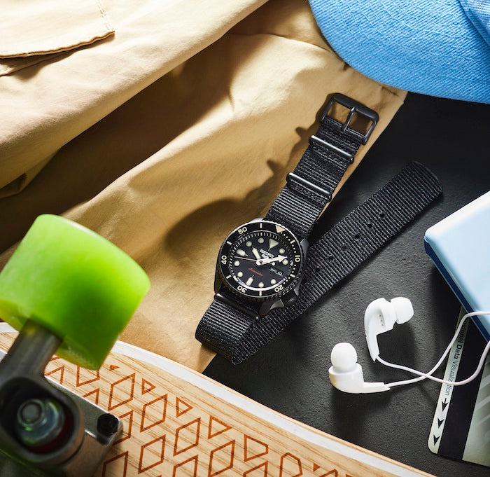 Seiko 5 Sports Automatic herenhorloge met blauwe wijzerplaat en zwarte NATO-band - SBSA098