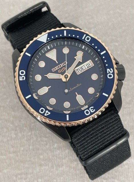 Seiko 5 Sports Automatic herenhorloge met blauwe wijzerplaat en zwarte NATO-band - SBSA098
