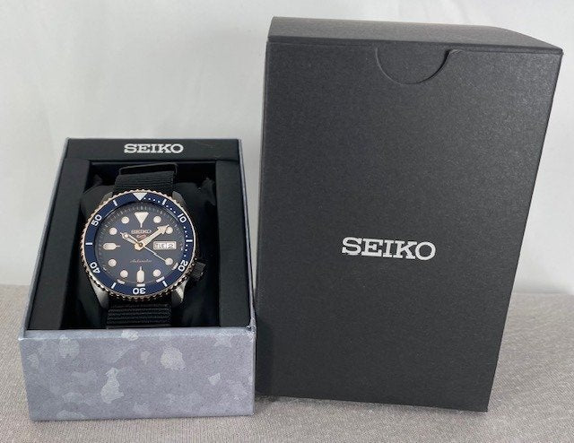 Seiko 5 Sports Automatic herenhorloge met blauwe wijzerplaat en zwarte NATO-band - SBSA098