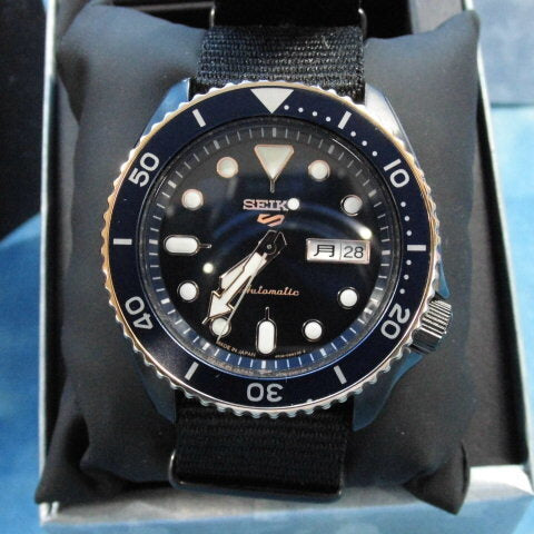 Seiko 5 Sports Automatic herenhorloge met blauwe wijzerplaat en zwarte NATO-band - SBSA098