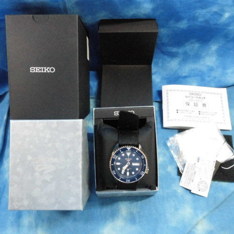Seiko 5 Sports Automatic herenhorloge met blauwe wijzerplaat en zwarte NATO-band - SBSA098