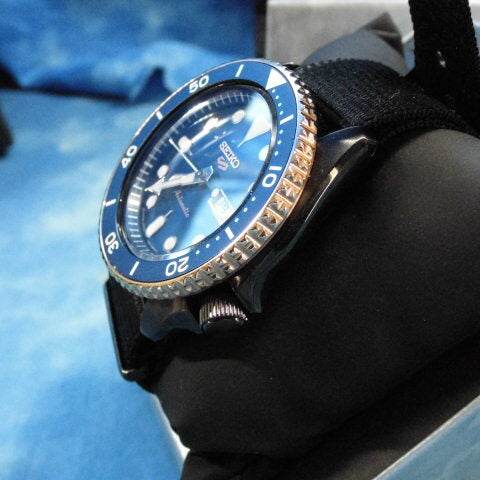 Seiko 5 Sports Automatic herenhorloge met blauwe wijzerplaat en zwarte NATO-band - SBSA098