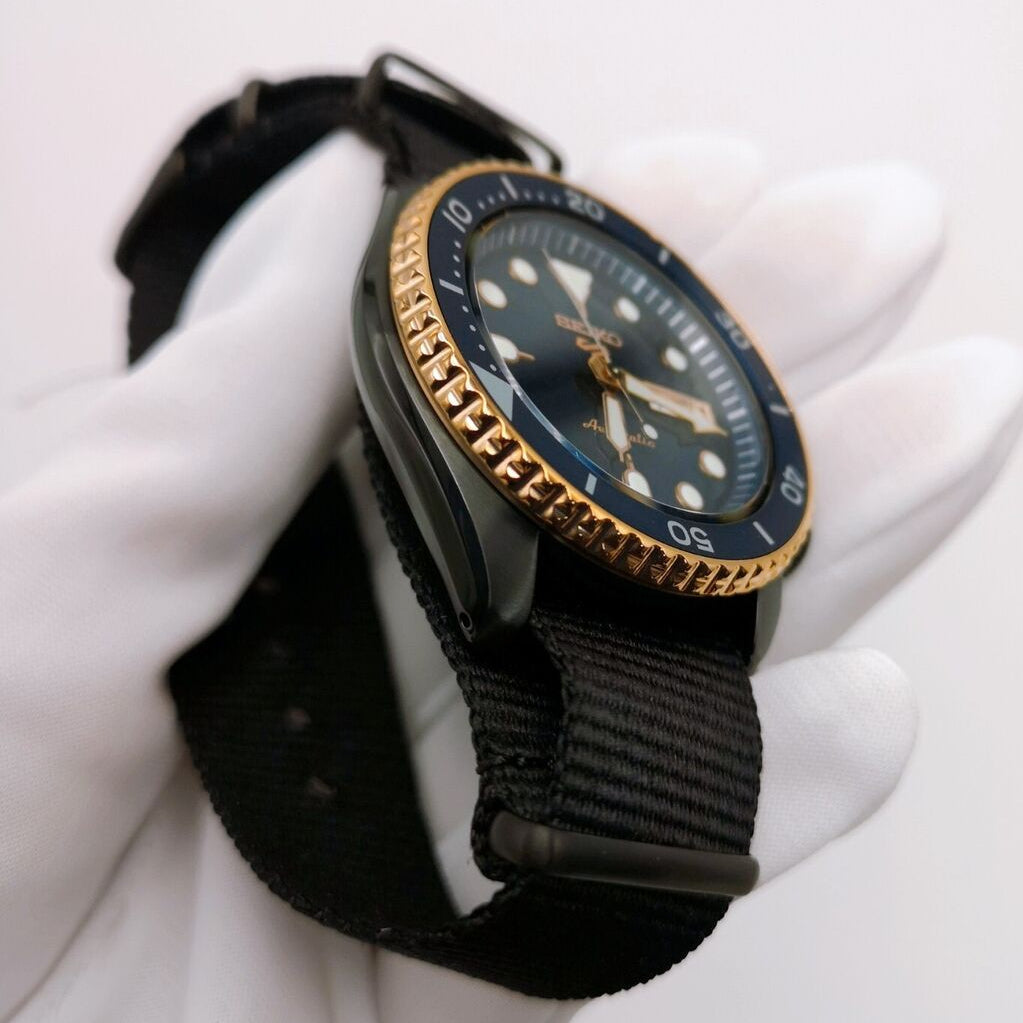 Seiko 5 Sports Automatic herenhorloge met blauwe wijzerplaat en zwarte NATO-band - SBSA098
