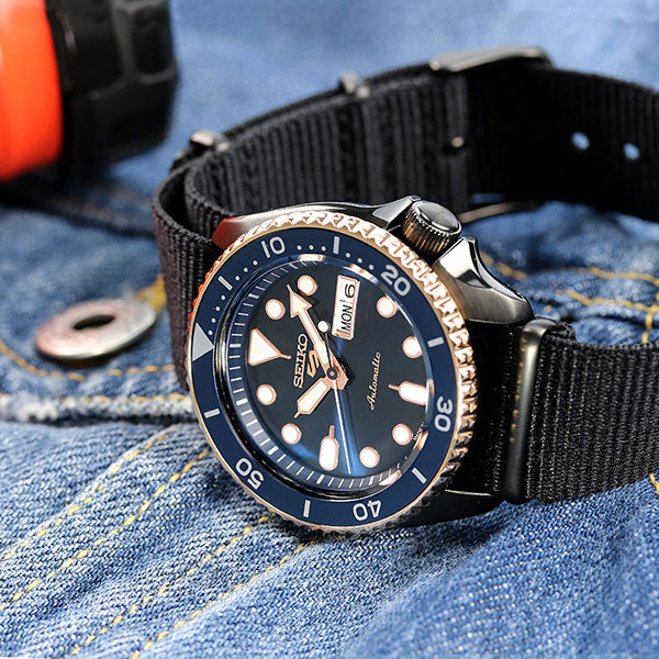 Seiko 5 Sports Automatic herenhorloge met blauwe wijzerplaat en zwarte NATO-band - SBSA098