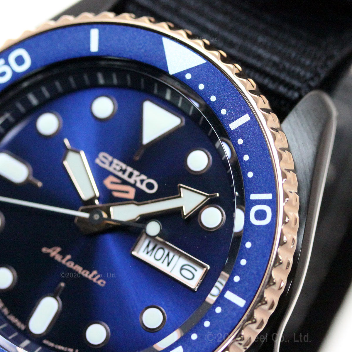 Seiko 5 Sports Automatic herenhorloge met blauwe wijzerplaat en zwarte NATO-band - SBSA098